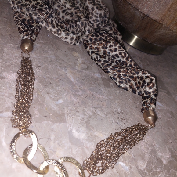 Leopard Chain Scarf - Picture 6 of 6